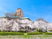 桜に囲まれた施設外観  