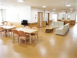 共用スペースの明るいロビー