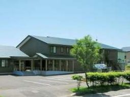 緑に囲まれた建物外観