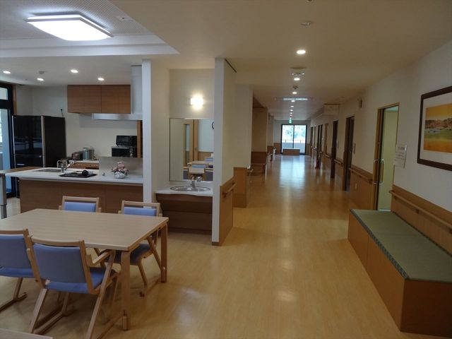 明るい廊下の風景 廊下 自然光が差し込む広々とした廊下です。左側にはキッチンとリビングスペースがあり、交流が可能です。