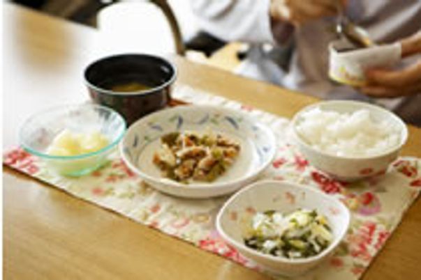 昼食風景のテーブル