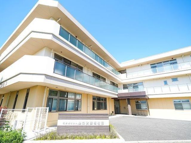 ベージュの外観 外観 自然と緑豊かな環境にある落ち着きある職場です。