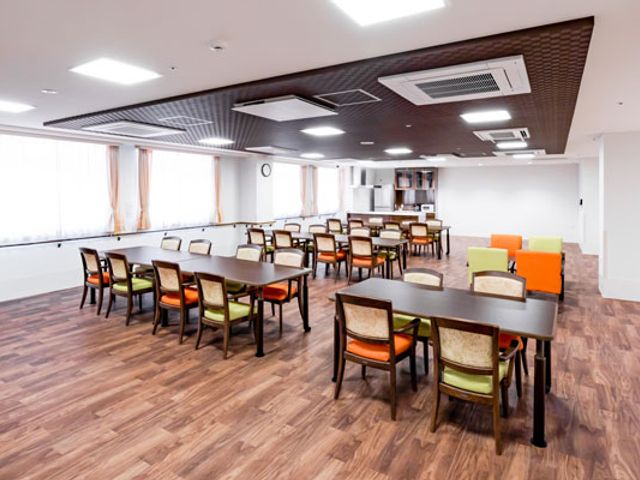 明るい食堂 食堂 自然光が差し込む広々とした食事スペースです。快適な食事時間をお過ごしいただけます。