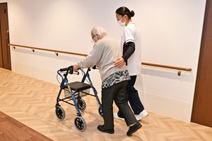 歩行器を使う廊下