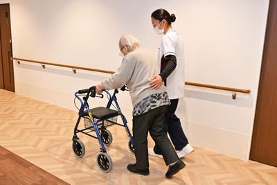 歩行器を使う廊下