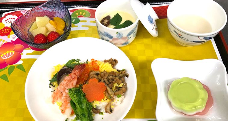 色鮮やかな食事の皿