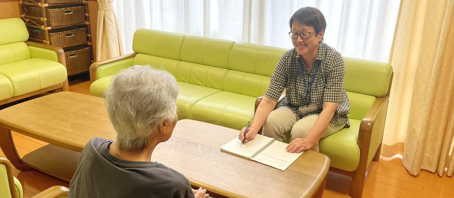 和やかに会話するリビング