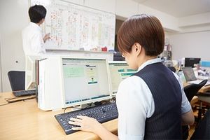 スタッフの様子の室内