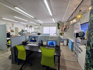 明るい事務スペース  