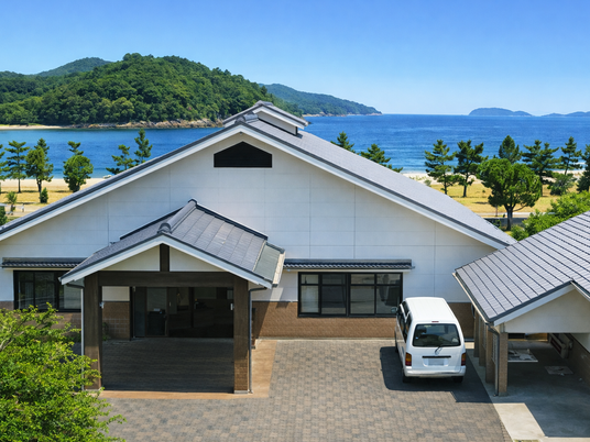 海沿いの施設外観  