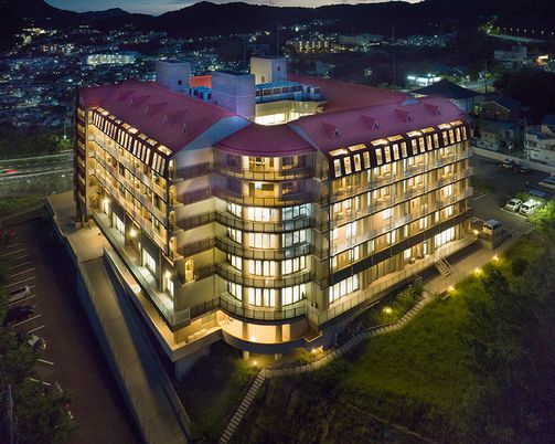 夜景に浮かぶ建物外観