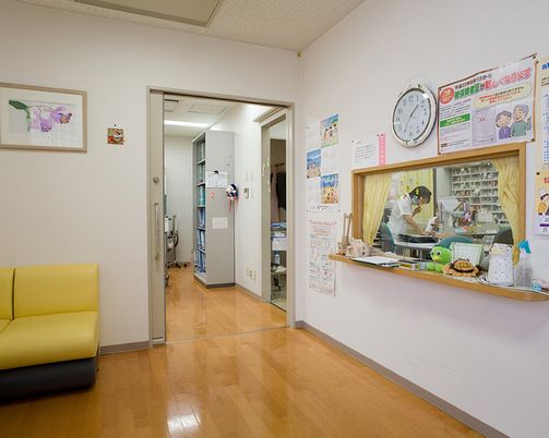 スタッフが働く様子の廊下