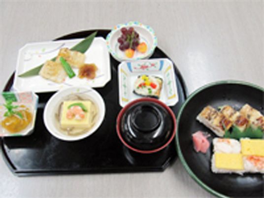 色とりどりの食事が並ぶ食堂