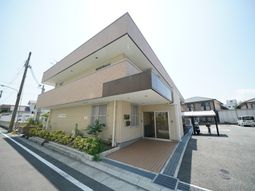 明るい外観の建物