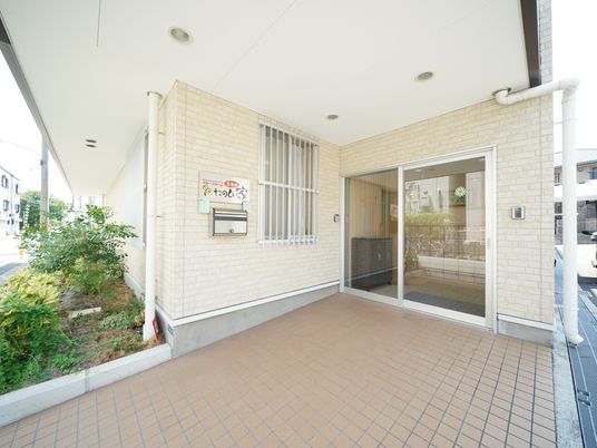 明るい入口と中庭