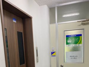 エレベーター横の出入口  