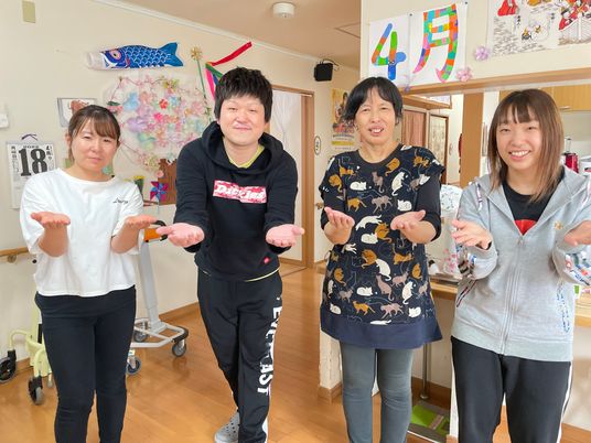 笑顔のスタッフ四人