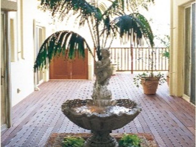 快適な中庭の風景 オブジェ シダ植物を中心とした緑豊かな中庭です。居心地のよい空間で、安らぎのひとときをお過ごしいただけます。