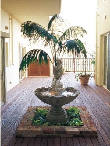 快適な中庭の風景 オブジェ シダ植物を中心とした緑豊かな中庭です。居心地のよい空間で、安らぎのひとときをお過ごしいただけます。