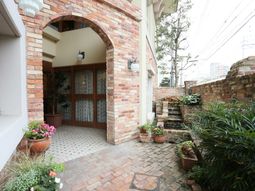 レンガ造りのエントランス