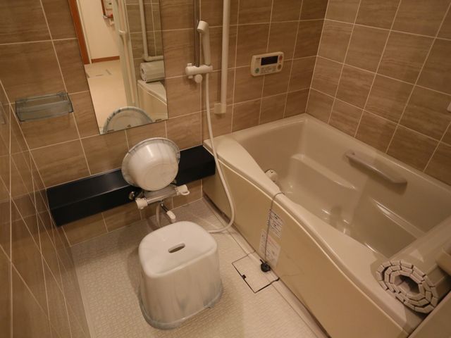 バリアフリー設計の浴室 浴室 手すりや座面を備えた清潔感あふれる浴室です。安心して身体をいたわる時間を過ごせます。