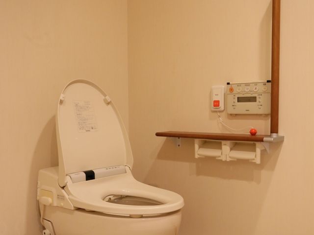 バリアフリートイレ設備 トイレ 手すりを備えた清潔なトイレ空間です。利用者の安全と快適さを考慮した配慮がされています。