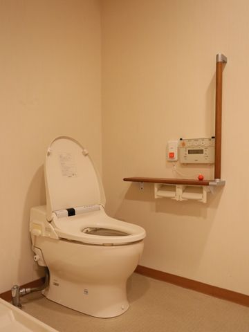 バリアフリートイレ設備 トイレ 手すりを備えた清潔なトイレ空間です。利用者の安全と快適さを考慮した配慮がされています。