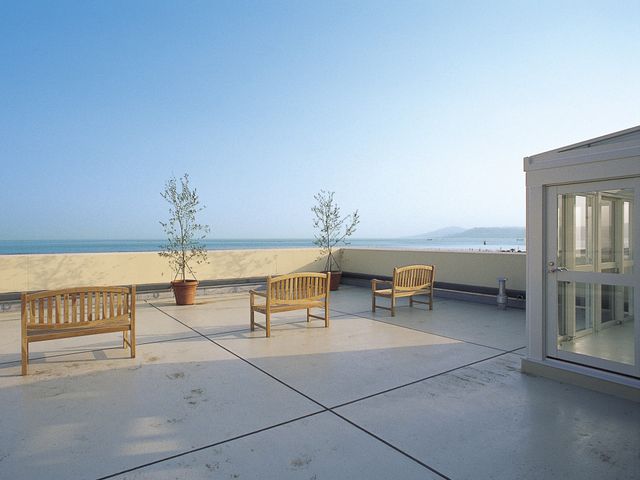 海を望む屋上のベンチ テラス 広々としたテラスから、心地よい海風を感じながらのんびり過ごせる空間です。潮の香りと共に、リラックスした時をお過ごしいただけます。
