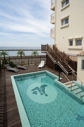 青いプールと建物の外観
