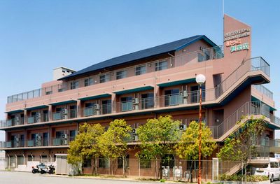 3階建て建物の外観