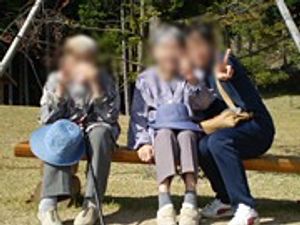 木陰に座る人々