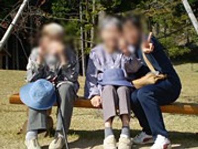 木陰に座る人々