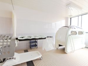 明るい浴室設備