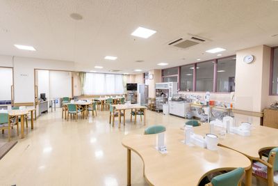 広々とした明るい食堂
