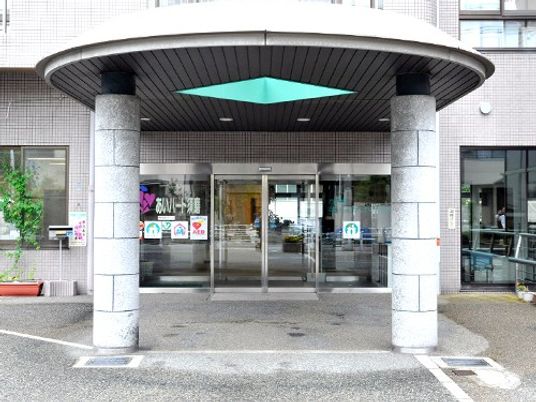 建物正面の玄関  