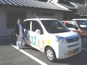 笑顔で車に手をかける人