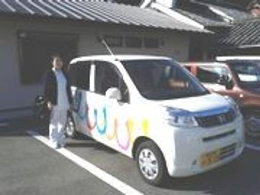 笑顔で車に手をかける人