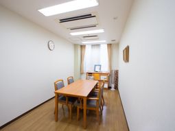 明るい居室の様子