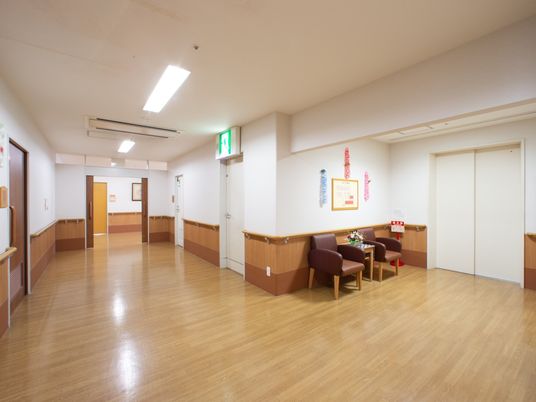 広々とした廊下の風景