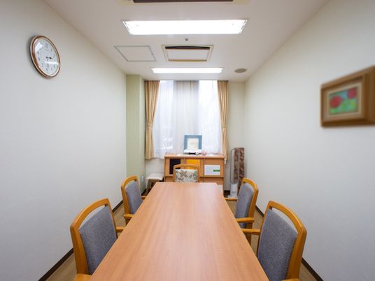 明るい居室のテーブル