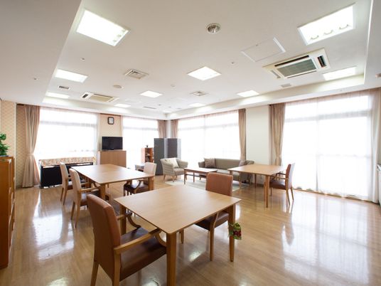 明るい共有ラウンジの空間