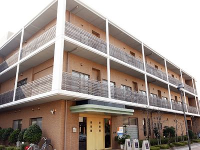 明るい外観の建物