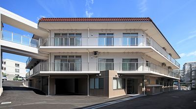 明るい外観の建物