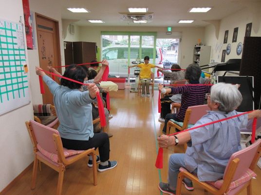 運動を楽しむ人々の部屋