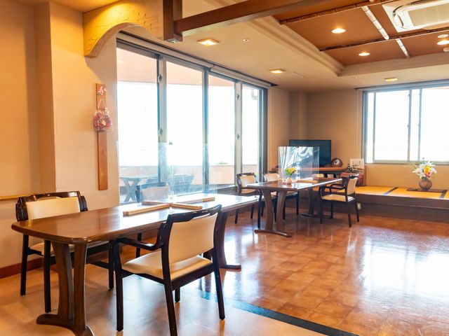 落ち着いたダイニングルーム ダイニングルーム 広々としたダイニングルームは、自然光が差し込む明るい空間で、快適にお食事を楽しめます。
