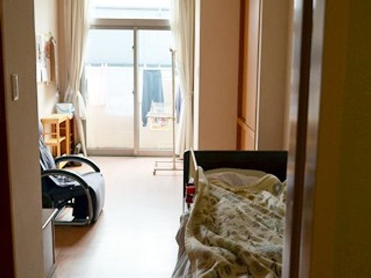 居室のベッドと窓  