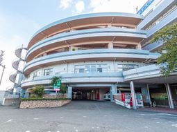 3階建ての施設外観
