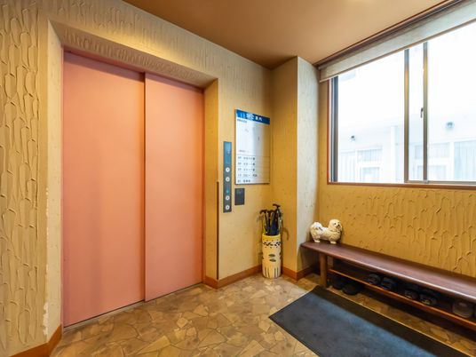 柔らかな色のエレベーター