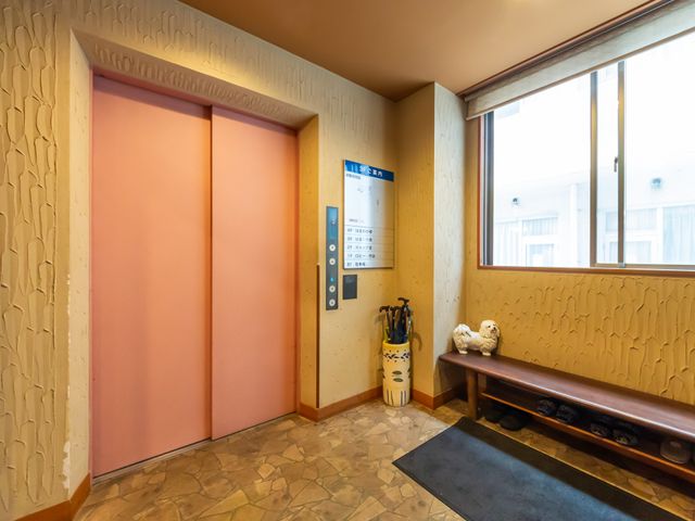 柔らかな色のエレベーター エレベーター 柔らかな色合いの空間で、リラックスした雰囲気を提供します。大きな窓から自然光が差し込みます。