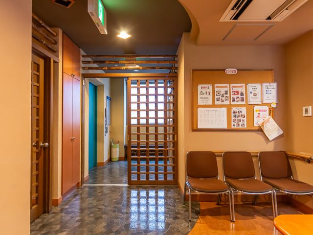 掲示物がある廊下 廊下 落ち着いた色合いの廊下は、掲示物も充実しており、居心地の良い雰囲気が漂います。